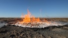 Ein brennendes Gasfeld in der Binnenwüste Karakum im mittelasiatischen Staat Turkmenistan. Wie entstehen Wüsten? Und welche Wüstentypen gibt es weltweit? Hier erfahrt ihr spannende Fakten über die trockensten Gebiete der Erde. | Bild: picture-alliance/dpa