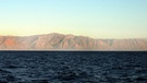 Blick auf die chilenische Atacama-Wüse vom Pazifik aus. Küstenwüsten befinden sich in der Nähe von kalten Ozeanströmungen aus der Antarktis. Kühle Luft kann wegen warmer Passatwinde nicht aufsteigen, Wolken und Regen bleiben aus. | Bild: picture-alliance/dpa