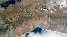 Blick aus dem All auf die Atacma-Wüste am Pazifischen Ozean. Küstenwüsten befinden sich in der Nähe von kalten Meeresströmungen aus der Antarktis. Kühle Luft kann wegen warmer Passatwinde nicht aufsteigen, Wolken und Regen bleiben aus. | Bild: picture alliance/ZUMAPRESS.com | NASA Earth