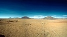 Atacama-Wüste. Paradox, doch es gibt sie: Wüsten direkt am Meer. Küstenwüsten befinden sich in der Nähe von kalten Ozeanströmungen aus der Antarktis. Kühle Luft kann wegen warmer Passatwinde nicht aufsteigen, Wolken und Regen bleiben aus. | Bild: picture-alliance/dpa