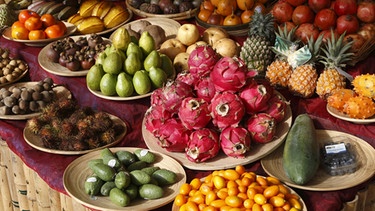 Viele exotische Früchte, die auf dem Viktualienmarkt in München verkauft werden | Bild: dpa-Bildfunk/Martin Siepmann
