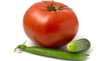 Viele unserer Kulturpflanzen stammen ursprünglich aus Vorderasien, Indien oder Südamerika, hier eine große Tomate, eine kleine Gurke und eine Schote junger grüner Erbsen. | Bild: colourbox.com