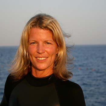 Portrait-Foto von Anna von Boetticher. Sie ist Deutschlands erfolgreichste Apnoe-Taucherin. Sie taucht furchtlos mit Haien. Einen Haiangriff hat sie dabei noch nicht erlebt. | Bild: Anna von Boetticher