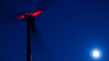 - Eine mit rotem Markierungslicht ausgerüstete Windkraftanlage dreht sich am 10.11.2011 in einem Windpark bei Kladrum (Ludwigslust-Parchim).  | Bild: dpa-Bildfunk
