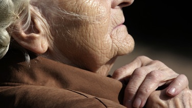 Gesicht einer alten Frau | Bild: picture-alliance/dpa