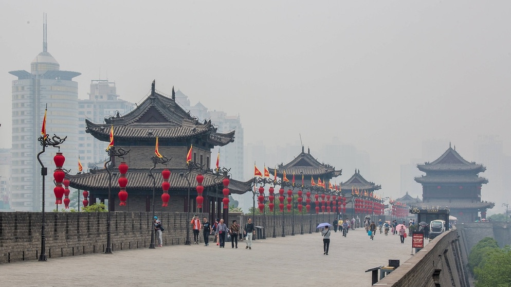 Chinesische Stadt Xi'an City mit Stadtmauer, Ausgangspunkt der Seidenstraße | Bild: picture-alliance/dpa