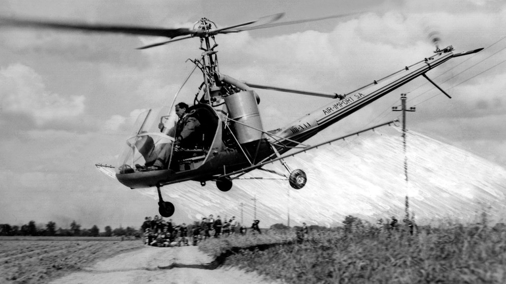 Hubschraubereinsatz gegen die Maikäferplage (1952) | Bild: picture-alliance/dpa