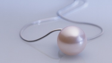 Schmuckkette mit Perle. Perlen, die so ebenmäßig und rund sind, dass sie sich für Schmuck eignen, sind selten. Inzwischen stammen die meisten aus der Perlenzucht. | Bild: MEV/Spakowski Michael