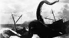 Und so stellte man sich lange die Monster aus der Urzeit vor: Ein Riesentintenfisch im Film "It came from beneath the Sea" (USA, 1955) verschlingt ein ganzes Schiff. | Bild: picture-alliance/United Archives