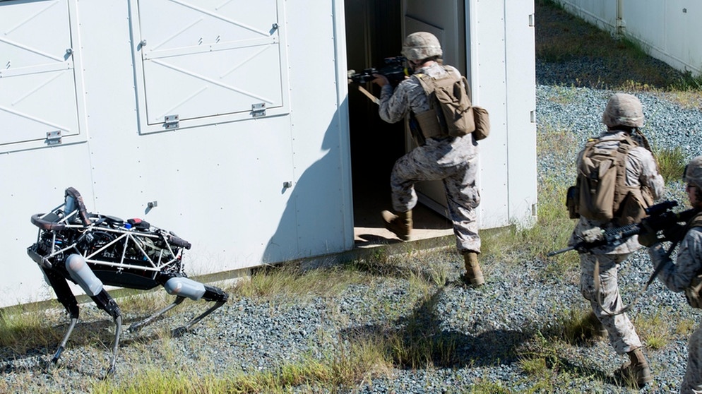 Die US Marines haben Übungen mit einem Roboterhund namens "Spot" durchgeführt.  | Bild: picture alliance / dpa | Defense Media Activity / Cpl. Er