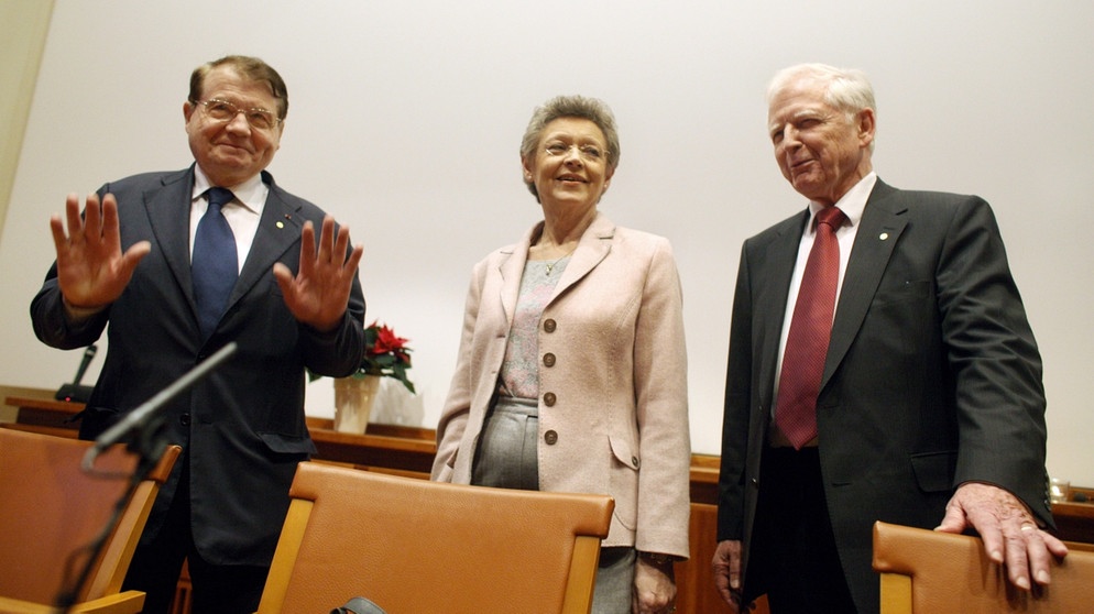 Luc Montagnier (r.), Francoise Barré-Sinoussi (M.) und Harald zur Hausen erhielten den Medizin-Nobelpreis 2008 | Bild: picture-alliance/dpa