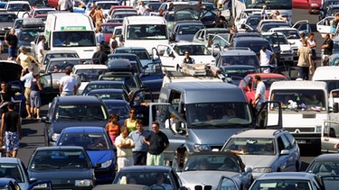 Hunderte von Autos stehen in dichtem Stau | Bild: colourbox.com