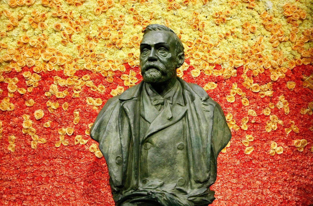 Eine Statue von Alfred Nobel bei der Verleihung des Nobelpreises in der Stockholmer Konzerthalle. Alfred Nobel, der Erfinder des Dynamits, stiftete den wichtigsten Wissenschaftspreis der Welt, den Nobelpreis.   | Bild: picture alliance / Photoshot