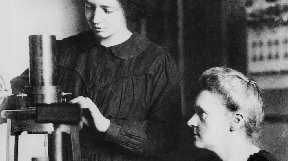 Die französische Physikerin Irene Joliot-Curie (l) mit ihrer Mutter, der zweifachen Nobelpreisträgerin Marie Curie, 1925 in einem Labor im Institut du Radium in Paris. Alfred Nobel, der Erfinder des Dynamits, stiftete den wichtigsten Wissenschaftspreis der Welt, den Nobelpreis.   | Bild: picture-alliance / dpa | afp