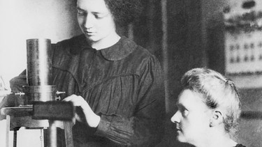 Marie Curie mit ihrer Tochter & Irène Joliot-Curie im Labor | Bild: picture-alliance/dpa