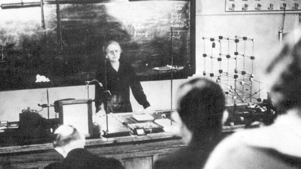 Marie Curie bei einer Vorlesung im Jahr 1927 | Bild: picture-alliance/dpa
