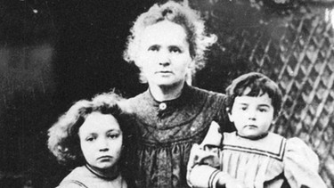 Marie Curie mit ihren Töchtern Irène (links) und Eve (rechts) | Bild: picture-alliance/dpa