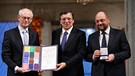 EU-Ratspräsident Herman Van Rompuy, EU-Kommissionspräsident Jose Manuel Barroso und EU-Parlamentspräsident Martin Schulz mit der Nobelpreisurkunde in Oslo während der Verleihungszeremonie im Jahr 2012 | Bild: picture-alliance/dpa