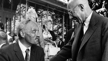 James Franck (l) und Gustav Hertz (r) beim 12. Nobelpreisträger-Treffen am 28.06.1962 in Lindau am Bodensee | Bild: picture-alliance/dpa