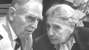 Die Kernphysiker Otto Hahn und Lise Meitner im Gespräch auf der Nobelpreisträgertagung im Jahr 1962 | Bild: picture-alliance/dpa