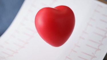 Ein rotes Herz, dahinter Ausschläge eines EKGs | Bild: colourbox.com