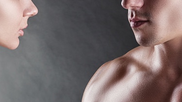 Eine Frau und ein Mann in intimer Begegnung. Forscher haben herausgefunden, dass ein Orgasmus ebensogut gegen eine dichte Nase hilft wie abschwellende Medikamente. Dafür gab es den Ig-Nobelpreis 2021. | Bild: colourbox.com