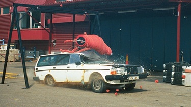 Ein Auto prallt bei einem Test gegen einen Elch-Dummy. Der Entwickler des Dummys, der schwedische Forscher Magnus Gens, wurde mit dem Ig-Nobelpreis ausgezeichnet. | Bild: dpa-Bildfunk/ Magnus Gens / dpa