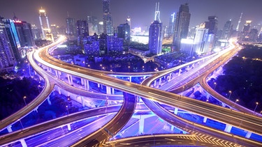 Shanghai bei Nacht - von blauen LEDs erleuchtet | Bild: picture-alliance/dpa