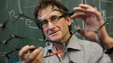 Bernard L. Feringa erhielt den Nobelpreis für Chemie 2016. Dem Chemiker gelang es, molekulare Motoren und ein Nano-Auto zu entwickeln | Bild: Reuters (RNSP)/University of Groningen