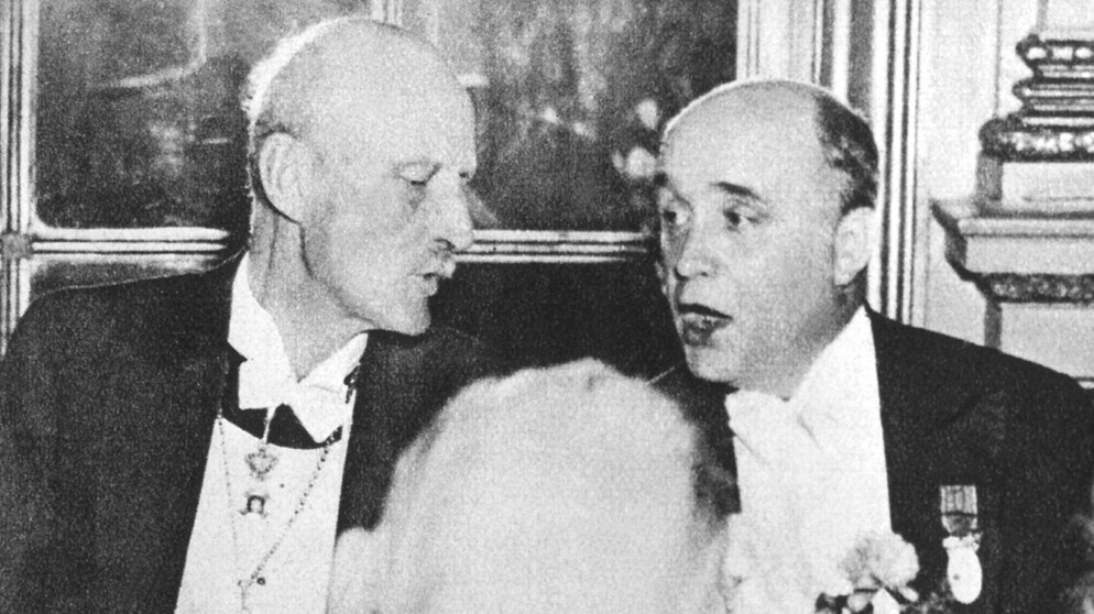 Friedrich Bergius, hier rechts im Bild neben Prinz Karl von Schweden, erhielt 1931 den Chemie-Nobelpreis zusammen mit Carl Bosch | Bild: picture-alliance/dpa