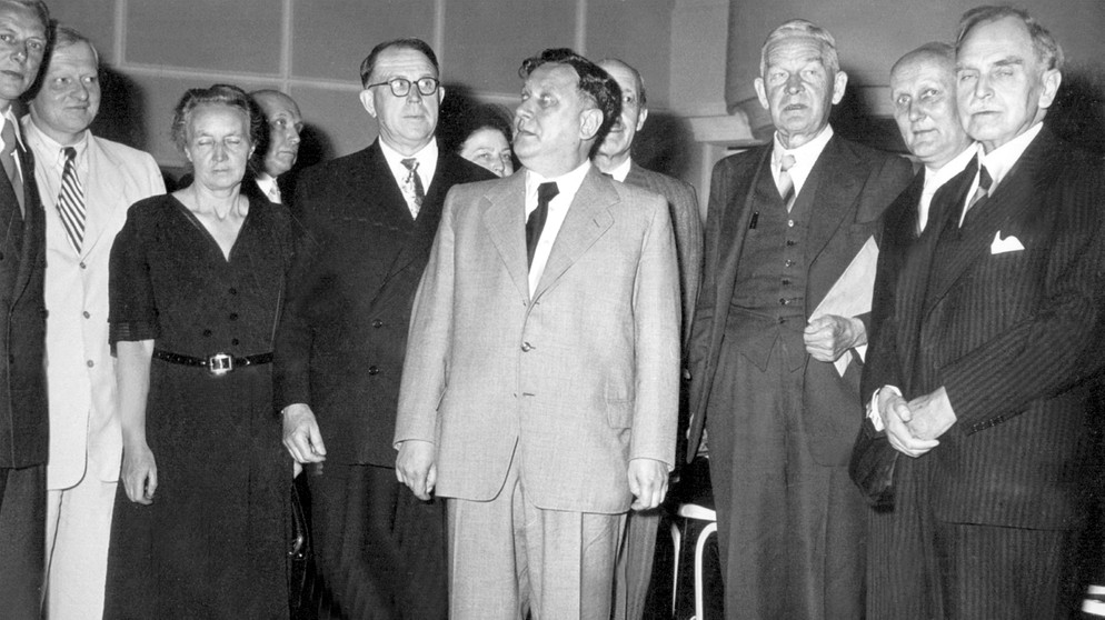 Kurt Alder, hier (im hellen Anzug in der Bildmitte) inmitten anderer Chemie-Nobelpreisträger, erhielt zusammen mit Otto Diels den Chemie-Nobelpreis 1950 | Bild: picture-alliance/dpa