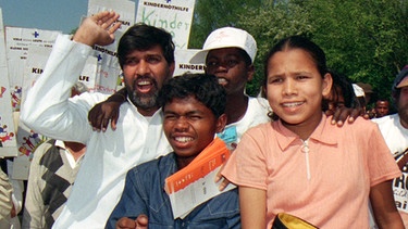 Friedensnobelpreisträger Kailash Satyarthi, der indische Chefkoordinator des "Global March" im Jahr 1998 gegen Kinderarbeit in Genf. | Bild: picture-alliance/dpa