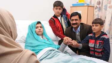 Nobelpreisträgerin Malala Yousafzai im Krankenhaus Birmingham im Oktober 2012 mit ihrer Familie | Bild: picture-alliance/dpa