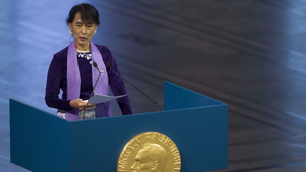 Friedensnobelpreisträgerin Aung San Suu Kyi bei der Entgegennahme des Nobelpreises im Jahr 2012. Verliehen wurde ihr der Preis 1991, entgegennehmen konnte ihn die spätere Regierungschefin Myanmars erst nach ihrem jahrzehntelangen Hausarrest. | Bild: picture-alliance/AP Photo