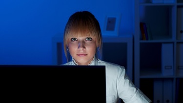Frau arbeitet nachts | Bild: colourbox.com