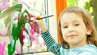 Kind malt ein Bild | Bild: colourbox.com