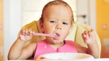 Baby macht sich beim Essen schmutzig | Bild: colourbox.com