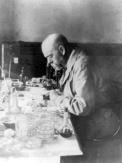 Robert Koch, der Entdecker des Tuberkulose-Erregers, erhielt den Medizin-Nobelpreis 1905 | Bild: picture-alliance/dpa