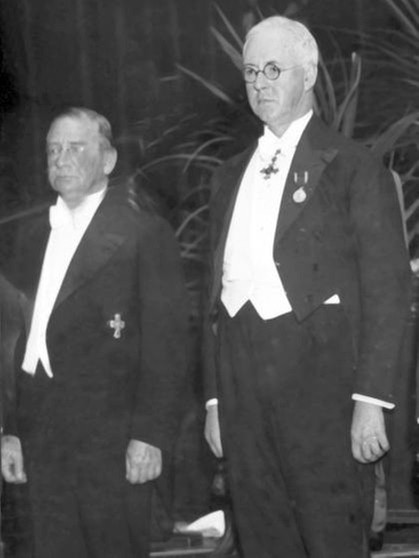 Otto Loewi (links im Bild) und Henry H. Dale (rechts) erhalten den Medizin-Nobelpreis 1936 | Bild: picture-alliance/dpa