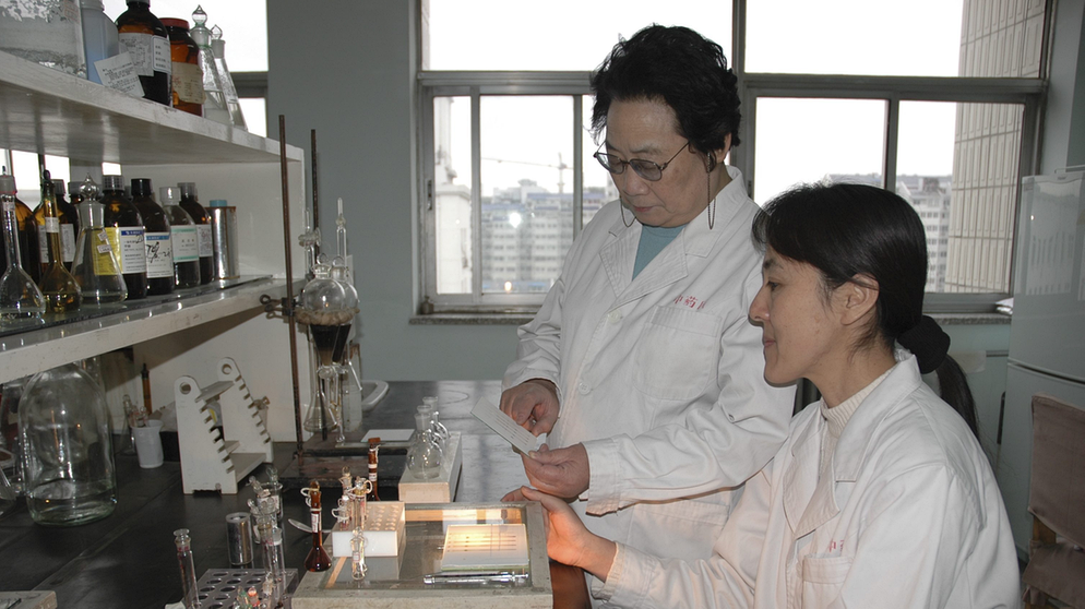 Die Nobelpreisträgerin für Medizin 2015 Tu Youyou (links) mit einer Mitarbeiterin (rechts) im Labor | Bild: picture-alliance/dpa