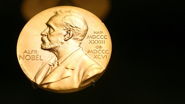 Eine Medaille mit dem Konterfei von Alfred Nobel, dem Stifter des höchsten Wissenschaftspreises. | Bild: dpa/picture-alliance