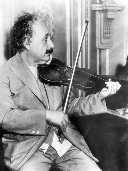 Albert Einstein, hier beim Geigenspiel, erhielt den Physik-Nobelpreis 1921 - allerdings nicht für die Relativitätstheorie | Bild: picture-alliance/dpa