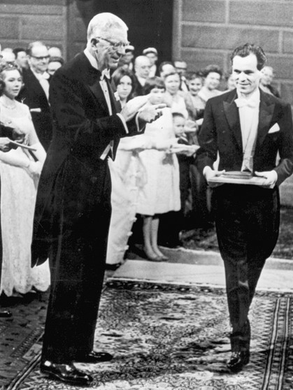 Schwedens König Gustaf Adolf (l.) applaudiert dem Nobelpreisträger für Physik, Rudolf Mößbauer (r.), nach der feierlichen Verleihung am 10. Dezember 1961 in Stockholm. | Bild: picture-alliance/dpa