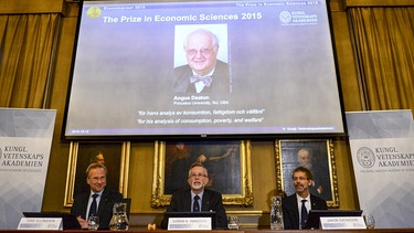 Angus Deaton und die Jury des Wirtschaftsnobelpreises | Bild: Reuters (RNSP)