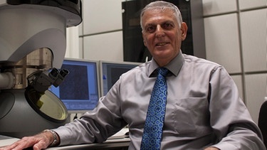 Dan Shechtman am 5. Oktober 2011 in seinem Labor in Haifa | Bild: picture-alliance/dpa