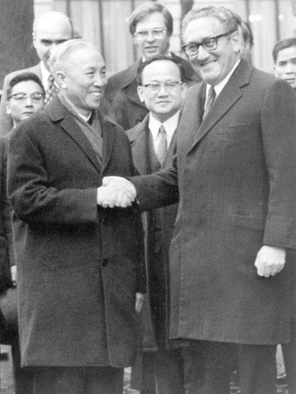 Henry Kissinger und Le Duc Tho bekräftigen das Ende des Vietnam-Krieges | Bild: picture-alliance/dpa