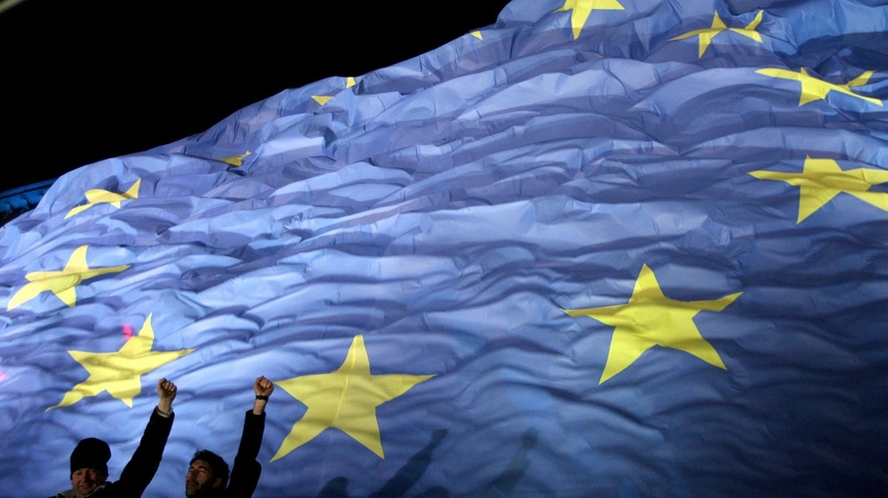 EU-Fahne: Zeichen der EU, Friedensnobelpreisträger 2012 | Bild: picture-alliance/dpa