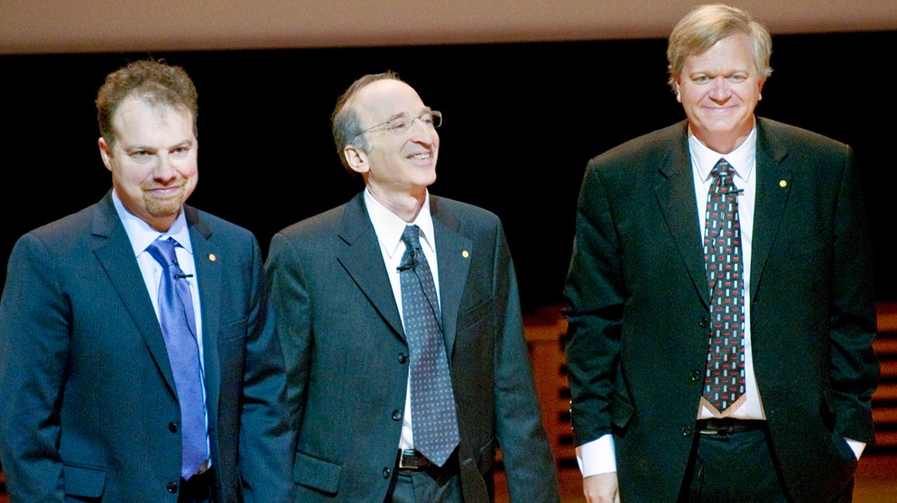 Adam G. Riess, Saul Perlmutter und Brian P. Schmidt (v.l.n.r.) sind die Preisträger des Physik-Nobelpreises  | Bild: picture-alliance/dpa
