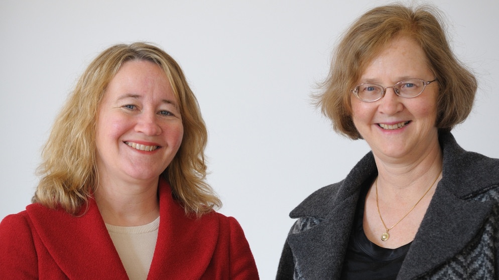 Die Nobelpreisträgerinnen Carol Greider und Elizabeth Blackburn | Bild: picture-alliance/dpa