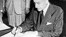 Friedensnobelpreisträger Cordell Hull beim Unterzeichnen der UN-Charta 1945 | Bild: picture-alliance/dpa